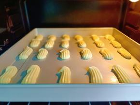 烤箱提前预热，放入中层。