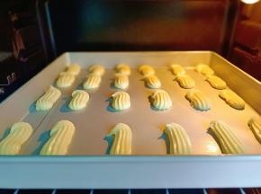 烤箱提前预热，放入中层。