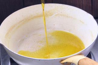 起锅烧油至八成热