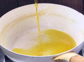 起锅烧油至八成热