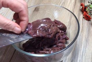 猪肝洗净，切成薄片，再洗至水变清透