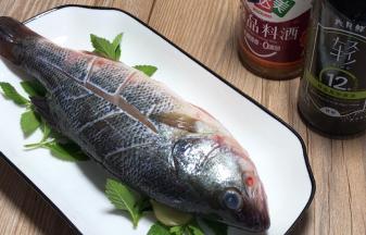 放入洗净的鲈鱼