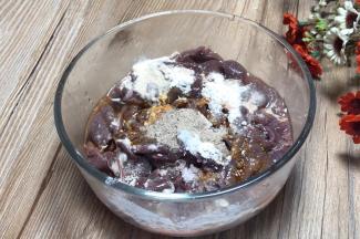 加入料酒、生抽、淀粉、少许盐、胡椒粉拌匀腌制备用