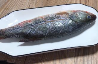 鲈鱼里外清洗干净，切几刀花刀