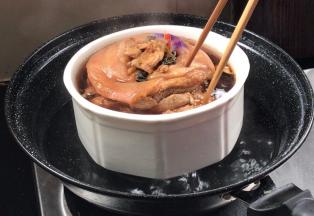 时间到了，打开锅盖，用筷子插猪膀肉，轻轻插透即可