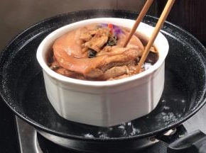 时间到了，打开锅盖，用筷子插猪膀肉，轻轻插透即可