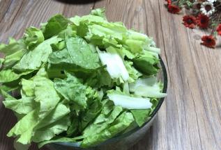 白菜摘洗干净，沥水后掐成小段备用