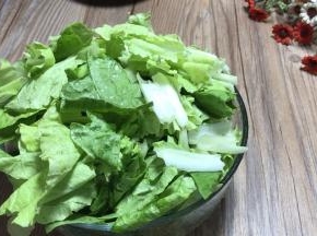 白菜摘洗干净，沥水后掐成小段备用