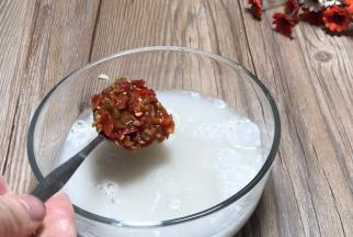 红薯淀粉中加入适量清水，加入辣椒酱