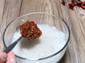 红薯淀粉中加入适量清水，加入辣椒酱