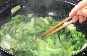 大火，快速翻炒均匀至断生