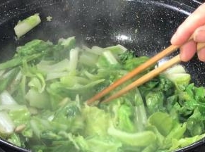 大火，快速翻炒均匀至断生