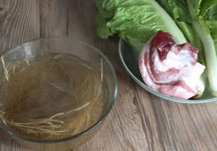 用沸水将粉条泡软备用