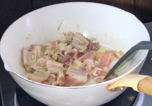 起锅热油，放入五花肉煸炒