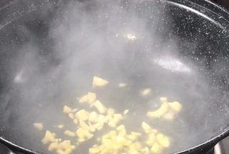 起锅热油，放入蒜末炒香