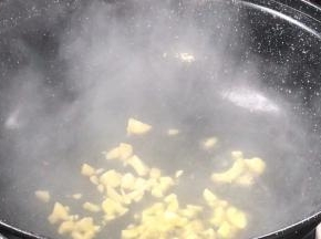 起锅热油，放入蒜末炒香