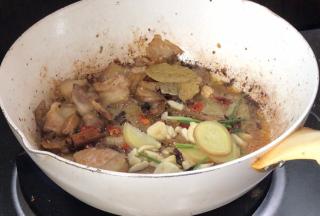 加入葱姜蒜，炒香