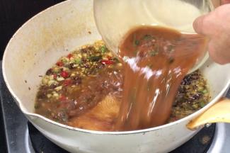 倒入料汁拌匀至沸腾