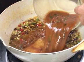 倒入料汁拌匀至沸腾