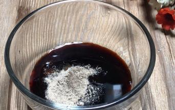 小碗中加入生抽、蚝油、盐、胡椒粉备用