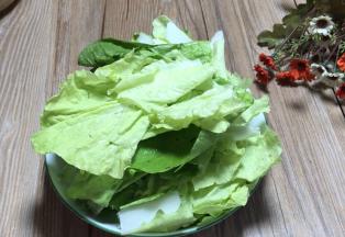 白菜，洗净沥水，掐成小段备用