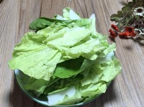 白菜，洗净沥水，掐成小段备用