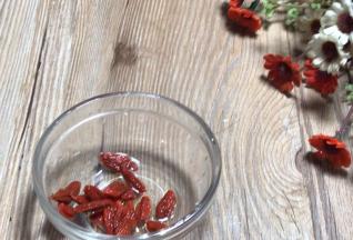 枸杞洗净，沥水备用