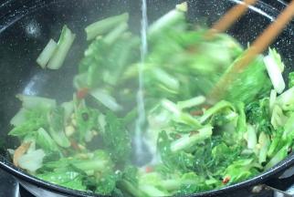 淋入淀粉水勾芡