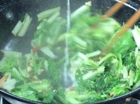 淋入淀粉水勾芡