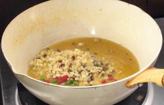 起锅热油，放入姜蒜、小米辣和花椒粒炒香