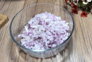 洋葱洗净，切碎备用