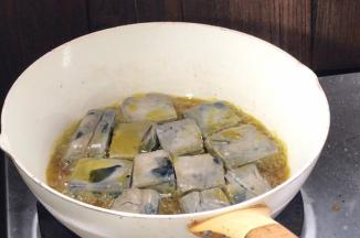 起锅热油，放入臭干子，先不要翻动