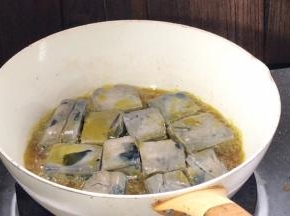 起锅热油，放入臭干子，先不要翻动