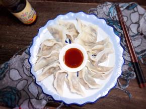 一道美味的梅干菜馅饺子就做好了