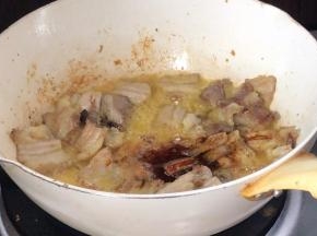 加入老抽，炒匀上色