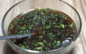 加入葱花和剩下的所有调料拌匀备用