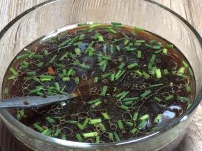 加入葱花和剩下的所有调料拌匀备用