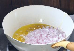 起锅热油，放入洋葱，炒至变色