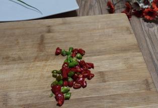 小米辣洗净，切碎备用