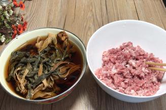 梅干菜提前泡发，备好猪肉末和饺子皮