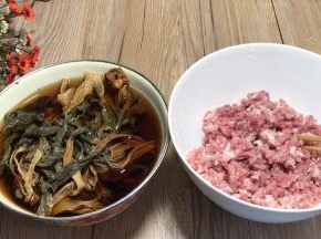 梅干菜提前泡发，备好猪肉末和饺子皮