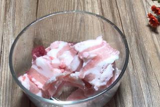 五花肉洗净，切成薄片备用