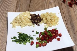 备好葱姜蒜和花椒粒