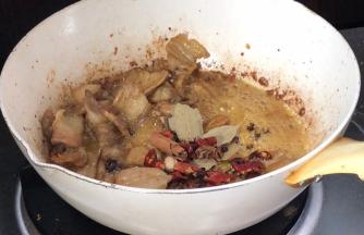 加入香辣料炒香