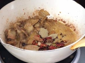 加入香辣料炒香