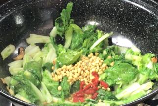 加入瓜子仁和枸杞，翻炒均匀