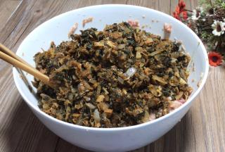 凉透后的梅干菜，加入肉末中，搅拌均匀