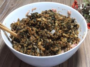 凉透后的梅干菜，加入肉末中，搅拌均匀