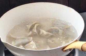 放入开水锅中煮熟