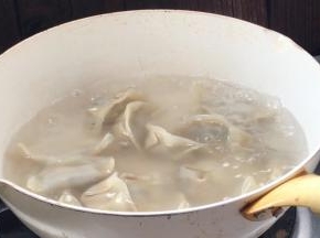 放入开水锅中煮熟